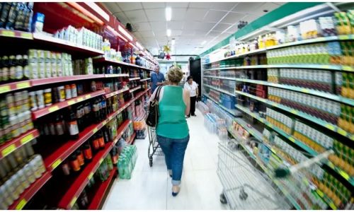 Sob inflação alta, consumidor recorre à marca própria de produtos para conter gastos em supermercados