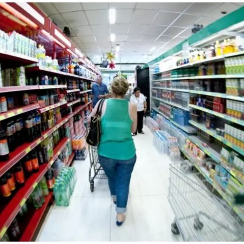 Sob inflação alta, consumidor recorre à marca própria de produtos para conter gastos em supermercados